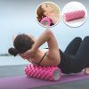 Auto-massage_du_dos_avec_rouleau_de_massage_rose.jpg outil de détente musculaire