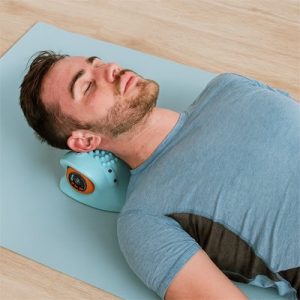 Homme_utilisant_un_masseur_cervical_sur_tapis_de_sol.jpg masseur cervical relaxant profond