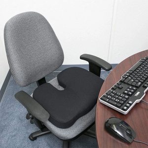 Pause_confortable_sur_coussin_orthop_dique_noir_mousse_m_moire.jpg coussin ergonomique noir