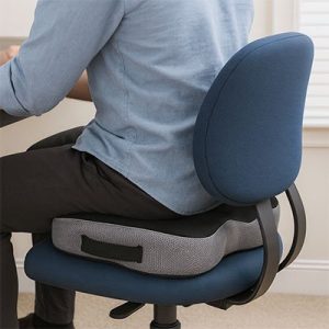 Utilisation_du_coussin_ergonomique_au_bureau.jpg coussin ergonomique SoulaDos