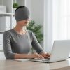 femme-portant-bonnet-anti-migraine-gris-au-bureau.jpg cryothérapie bonnet Calmazen
