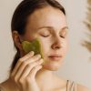 kit-gua-sha-rouleau-jade-utilisation-femme-visage-1.jpg outil de beauté jade