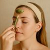 massage-front-rouleau-jade-visage-1.jpg outil beauté jade