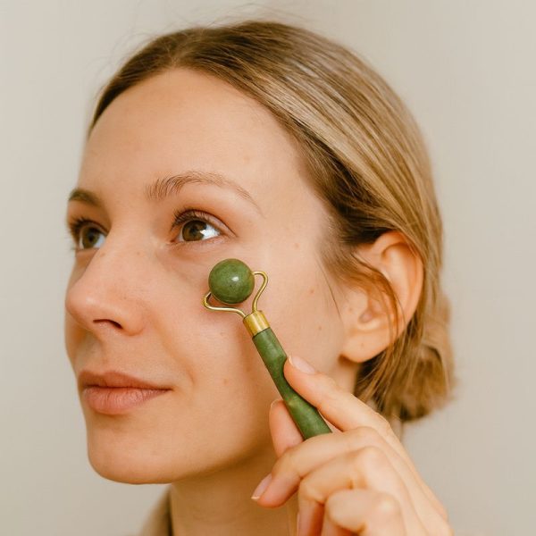 rouleau-jade-boule-utilisation-visage-1.jpg kit jade soin visage