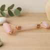 rouleau-massage-visage-quartz-rose-1.jpg rouleau visage quartz rose