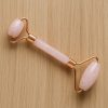 rouleau-quartz-rose-a-plat-soin-beaute-1.jpg outil anti-âge quartz rose