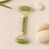 rouleau-visage-jade-texture-depose-1.jpg soin visage pierre jade